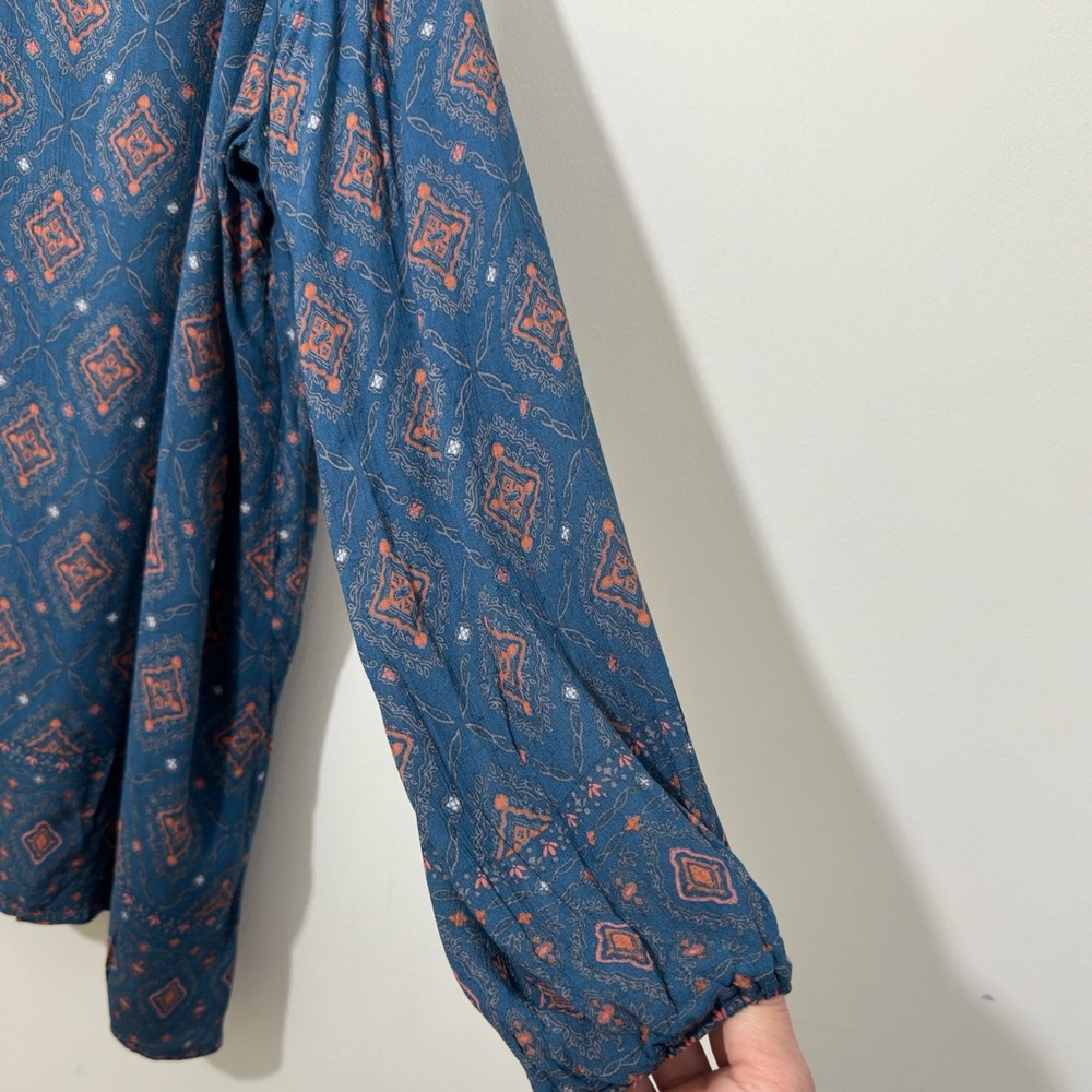 Torrid || Woman’s Geo Print Gauze Cold Shoulder Blouse Top Shirt Sz 4 - Picture 4 of 7